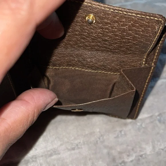 Preloved Gucci wallet good condition has some wear on folds n little on corner. - Picture 9 of 14